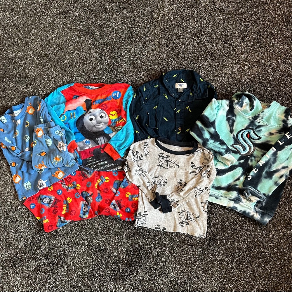 Boys 3T 7 piece bundle, including Thomas the Tank Engine and Seattle Kraken.